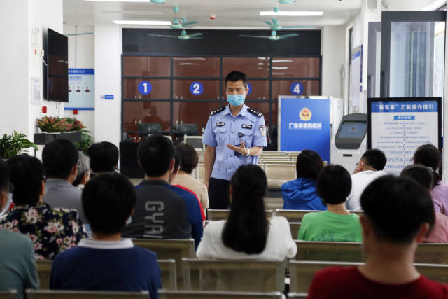 番禺监狱民警为服刑人员家属介绍“粤省事”汇款操作步骤和现场会见办理流程
