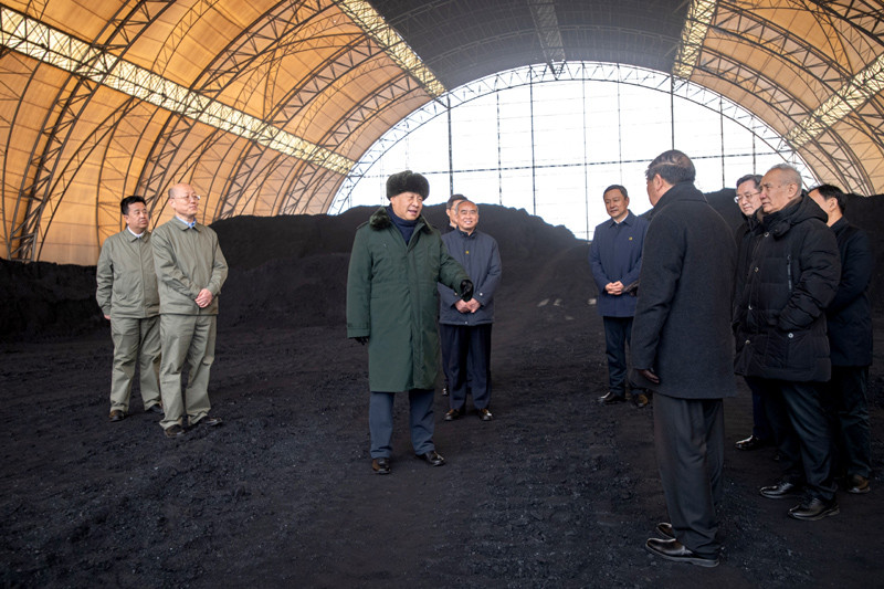 这是26日下午,习近平在临汾市汾西县僧念镇段村文化广场,给乡亲们拜年