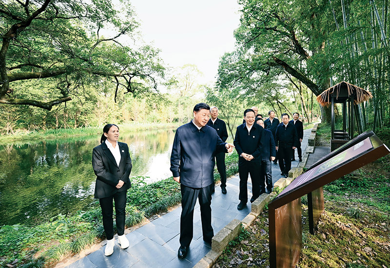 2023年10月10日至13日，中共中央总书记、国家主席、中央军委主席习近平在江西考察。这是11日下午，习近平在上饶市婺源县秋口镇王村石门自然村考察时，了解饶河源国家湿地公园和极度濒危鸟类蓝冠噪鹛保护等情况。 新华社记者 谢环驰/摄