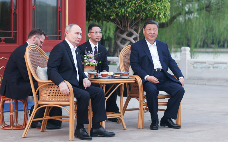 习近平同俄罗斯总统普京在中南海小范围会晤